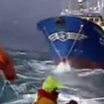 Απίστευτη διάσωση ψαράδων σε άγρια θάλασσα