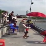 Μεγάλη μάχη από έναν Κινέζο ψαρά για να βγάλει το ψάρι έξω