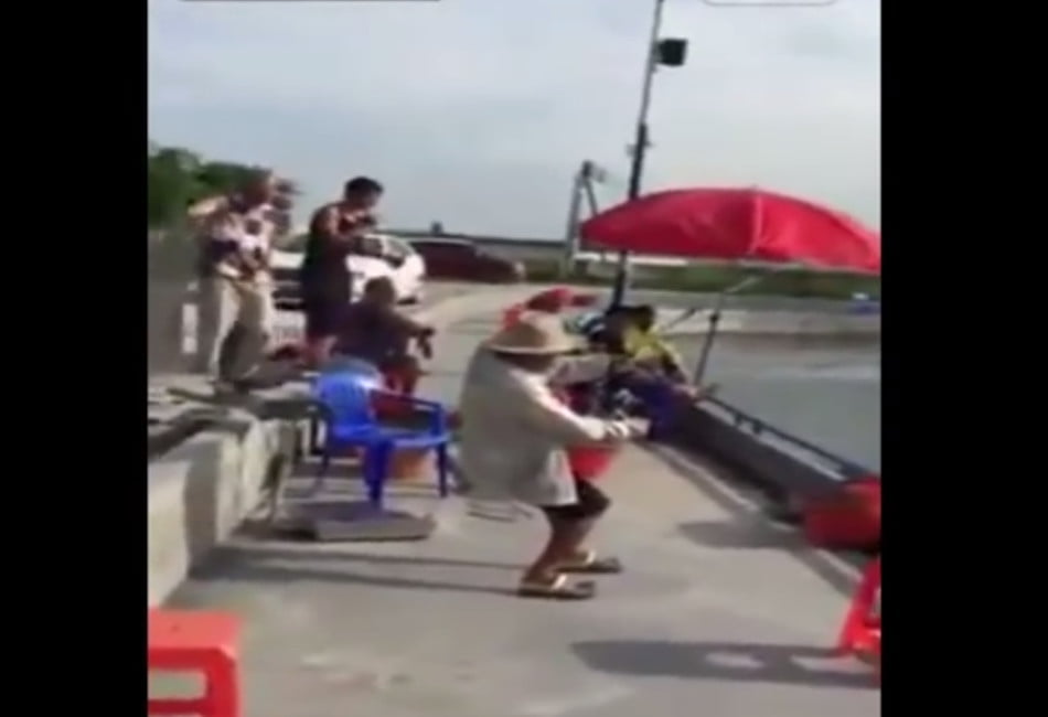 Μεγάλη μάχη από έναν Κινέζο ψαρά για να βγάλει το ψάρι έξω