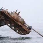 Πέταξαν 25 άρματα στη θάλασσα για να σώσουν τα ψάρια