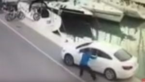 Ψαράς ξέχασε να βάλει το χειρόφρενο στο αυτοκίνητό του δίπλα στην προβλήτα… Ψαράς ξέχασε να βάλει το χειρόφρενο στο αυτοκίνητό του δίπλα στην προβλήτα…