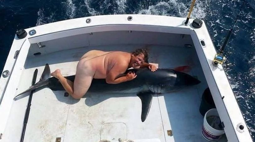 ΣΑΛΟΣ με  «ψαρά» που φωτογραφήθηκε ΟΛΟΓΥΜΝΟΣ με… νεκρό καρχαρία!