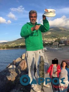 Έπιασε ζωντανό λαγοκέφαλο στο λιμάνι Κυπαρισσίας Έπιασε ζωντανό λαγοκέφαλο στο λιμάνι Κυπαρισσίας