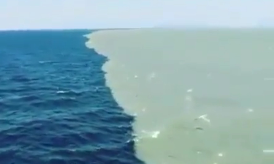 Απίστευτο φαινόμενο: Σαν να “κόπηκε” η θάλασσα στα… δύο!- Βίντεο