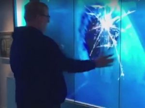Καρχαρίας σπάει το προστατευτικό γυαλί-VIDEO Καρχαρίας σπάει το προστατευτικό γυαλί-VIDEO