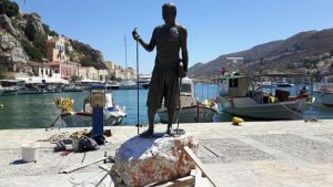Τοποθετήθηκε το άγαλμα του δύτη Στάθη Χατζή στη Σύμη Τοποθετήθηκε το άγαλμα του δύτη Στάθη Χατζή στη Σύμη
