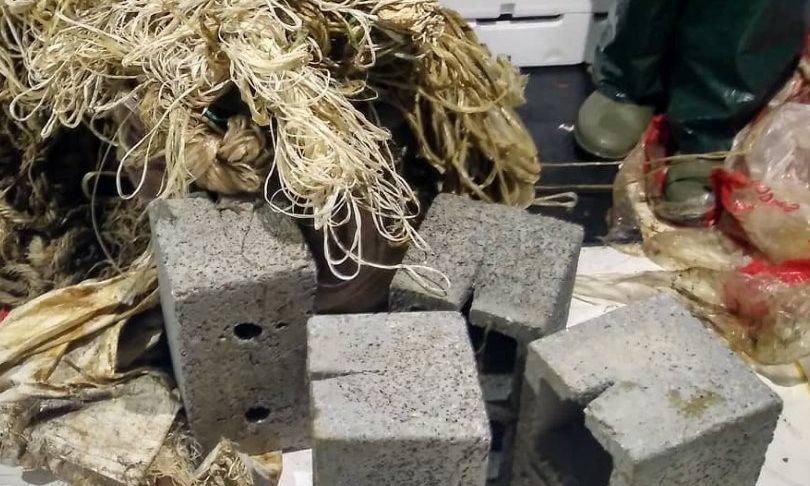 6.000 τσιμεντόλιθοι από γρι-γρι ρυπαίνουν το βυθό